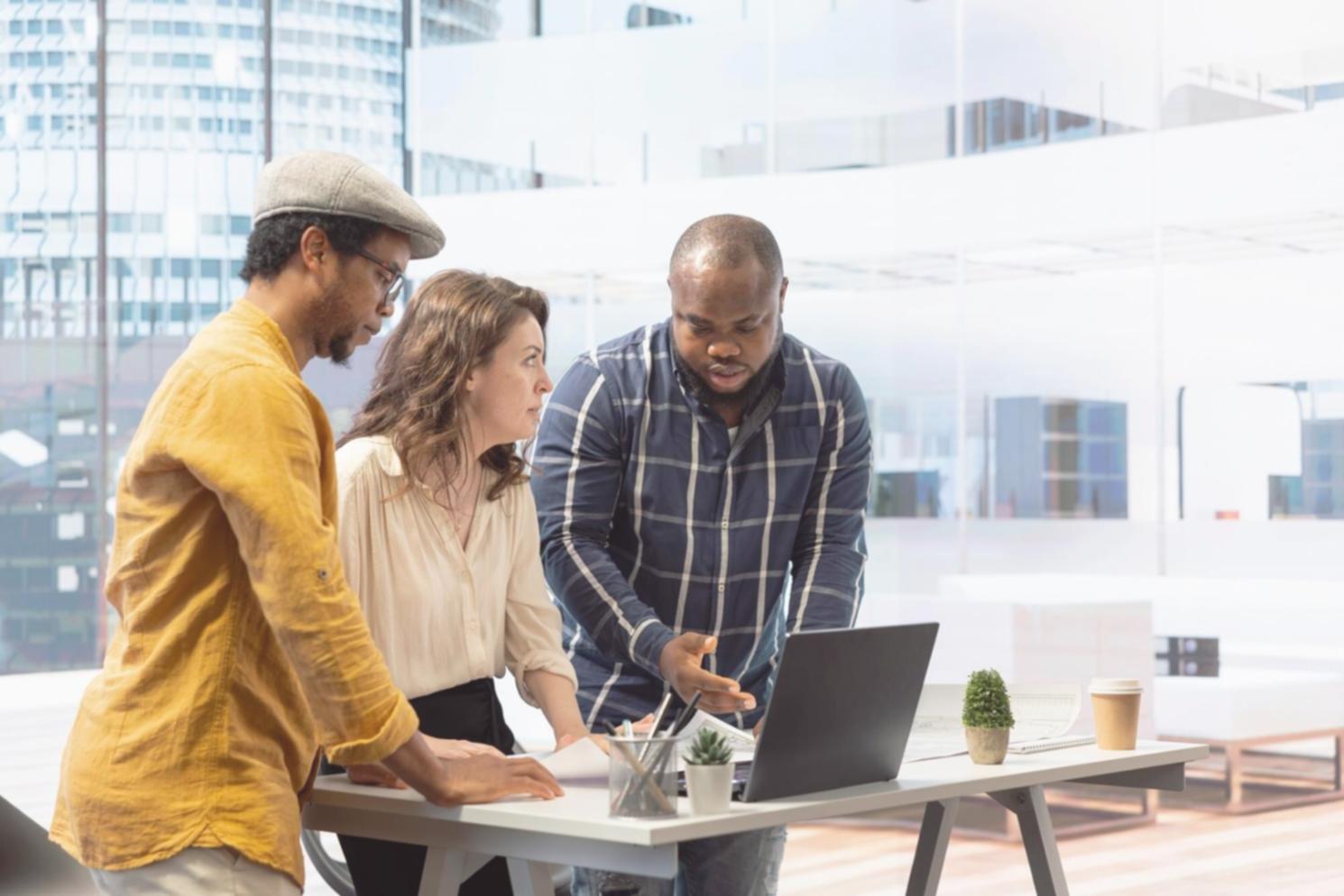 Equipo de trabajo colaborando en estrategias financieras