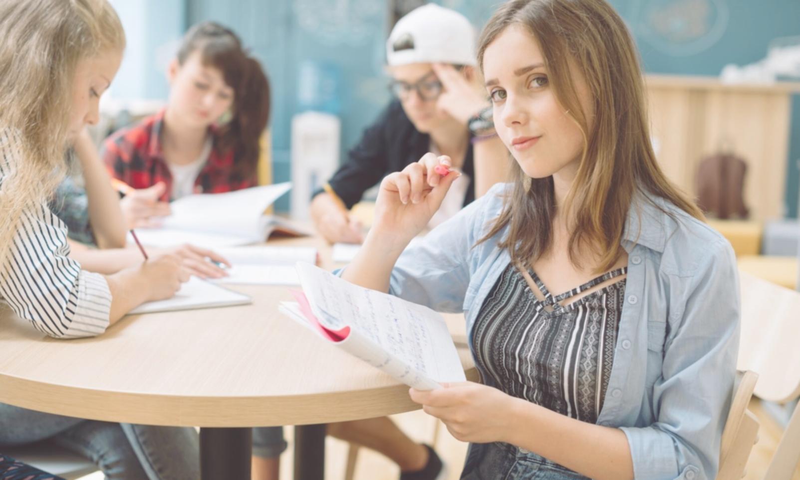 Análisis de casos prácticos en sesión de formación financiera